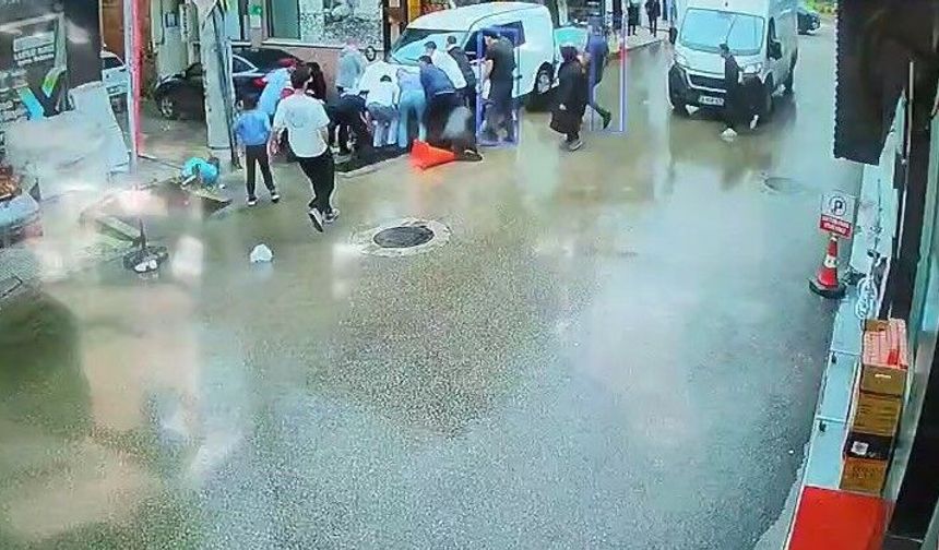 Kamyonet yayaların arasına daldı, o anlar kameraya yansıdı
