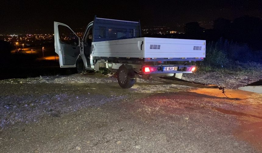 Bursa'da direksiyon hakimiyetini kaybeden sürücü şarampole uçtu