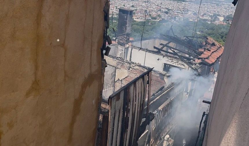 Bursa’da 4 ev alevlere teslim oldu, itfaiye dar sokakta zamana karşı mücadele veriyor