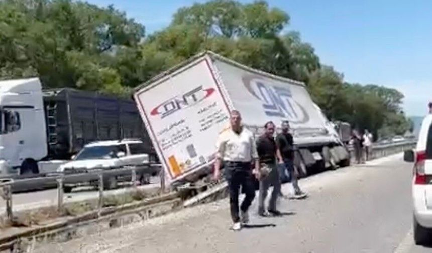 Bursa'da ön lastiği patlayan tır refüje girdi