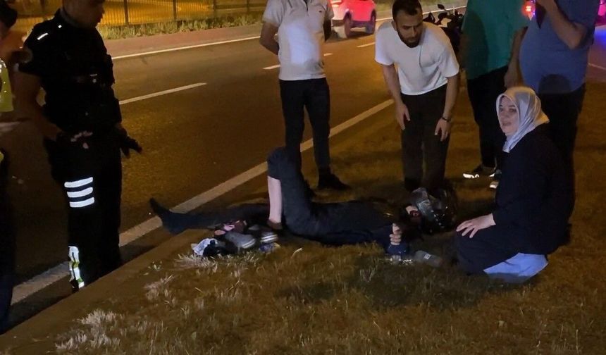 Devrilen motosikletten düşen genç yaralandı, annesi yanından ayrılmadı