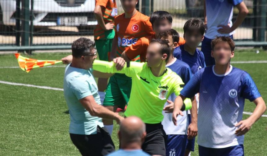 Bursa'da futbol maçında hakeme yumruk