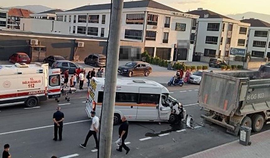 Bursa'da kamyona arkadan çarpan sürücü ağır yaralandı