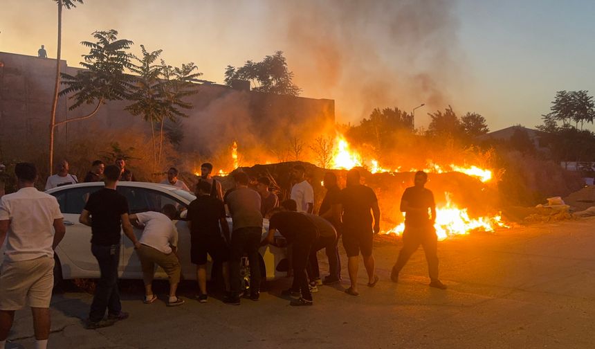 Bursa'da vatandaşlar otomobili alevlerin önünden sürükledi