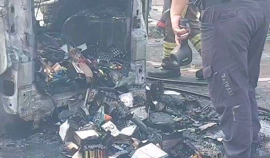 Bursa'da çakmak yüklü araç küle döndü