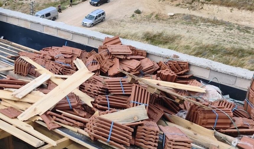 Bursa'da çatıda çalışan işçiler kiremitlerin altında kaldı