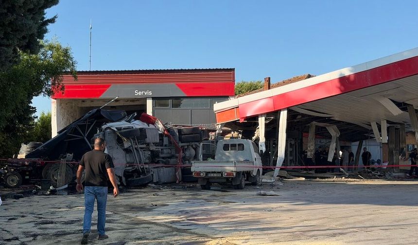Bursa'da facia: Tır akaryakıt istasyonuna daldı