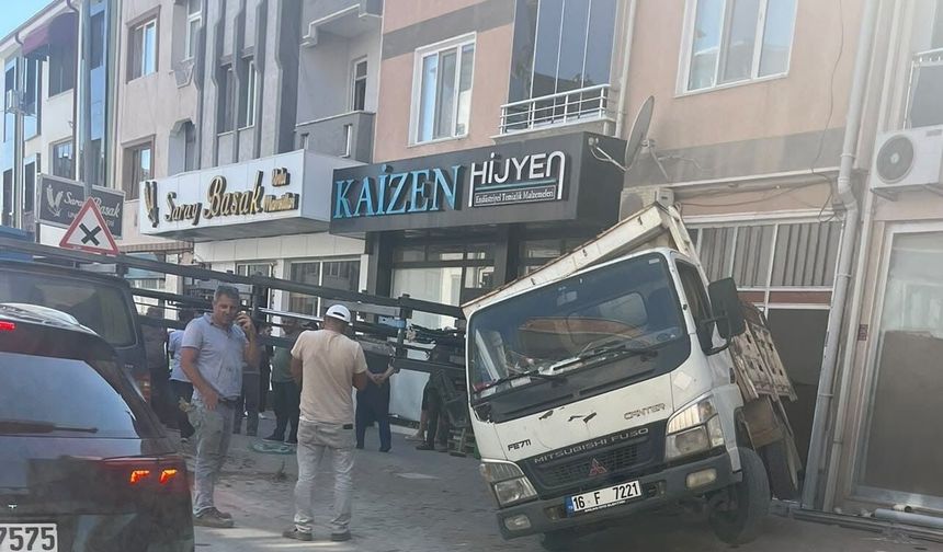 Bursa'da park halindeki minibüsün üzerine asansör devrildi