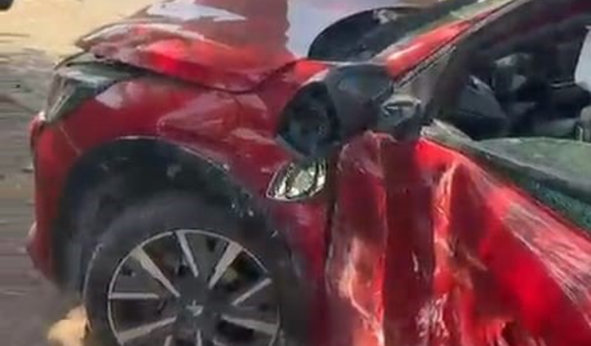 Bursa'da otomobil ağaca, minibüs bahçe duvarına çarptı