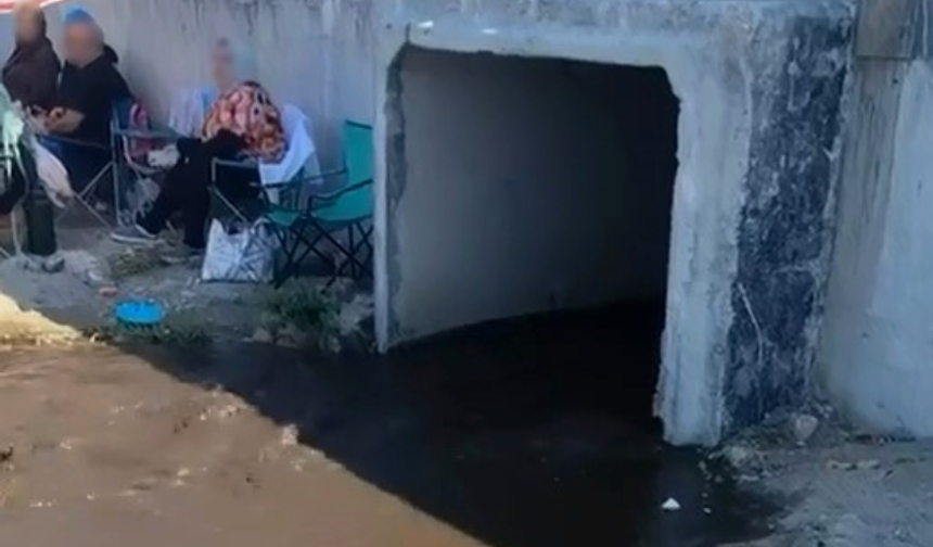 Bursa'da denize kanalizasyon akınca vatandaşlar sudan çıktı