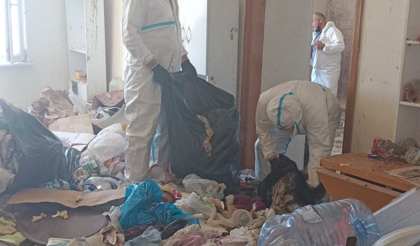 Bursa'da bir evden 28 ton çöp çıkarıldı