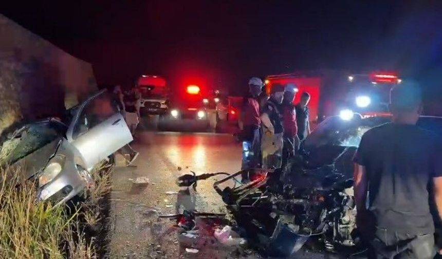 Bursa'da iki otomobil kafa kafaya çarpıştı: 5 yaralı, 2 ölü