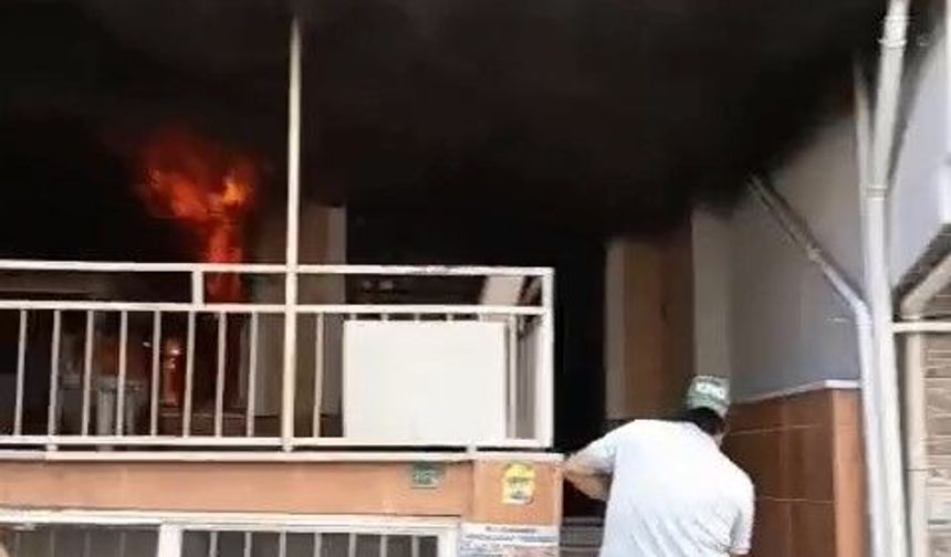 4 katlı evin giriş katında çıkan yangına ilk müdahaleyi vatandaşlar yaptı