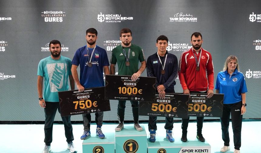 Büyükşehir sporcuları madalyaları topluyor