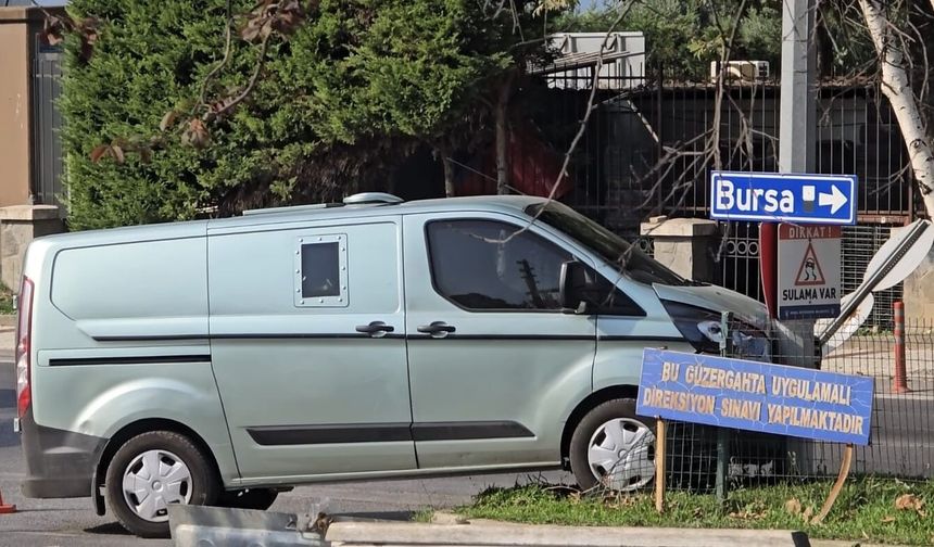 Bursa'da zırhlı banka aracı elektrik direğine çarptı