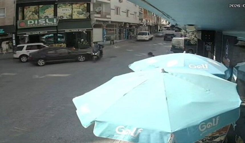 Kavşakta otomobilin motosiklete çarptığı kaza kamerada: 1 yaralı
