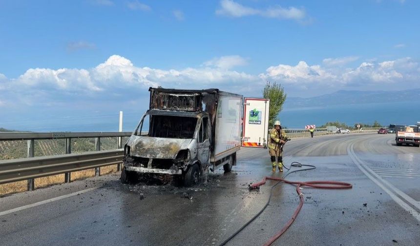 Bursa’da seyir halindeki kamyonet alevlere teslim oldu