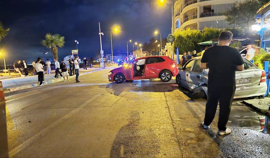 Direksiyon hakimiyetini kaybetti, karşı şeritteki otomobile çarptı: 4 yaralı