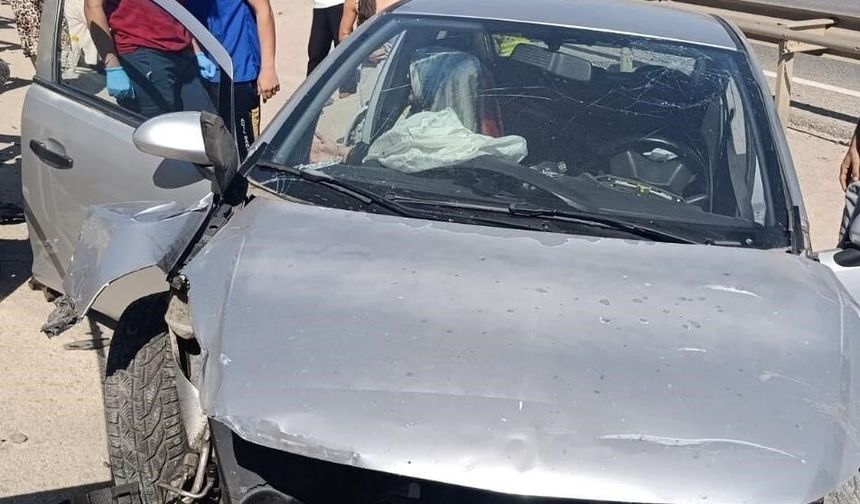 Otomobil bariyerlere ok gibi saplandı: O anlar kamerada