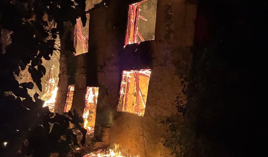 Bursa'da metruk bina alevlere teslim oldu