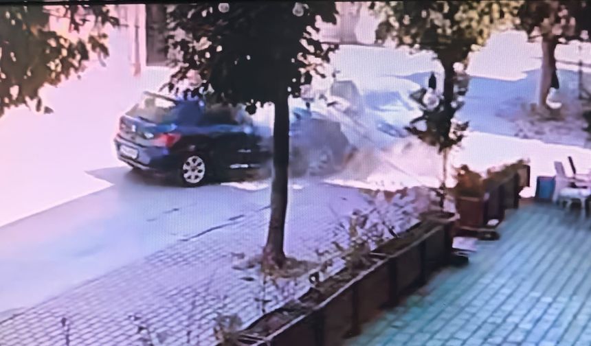 İnegöl'de iki otomobil kafa kafaya çarpıştı