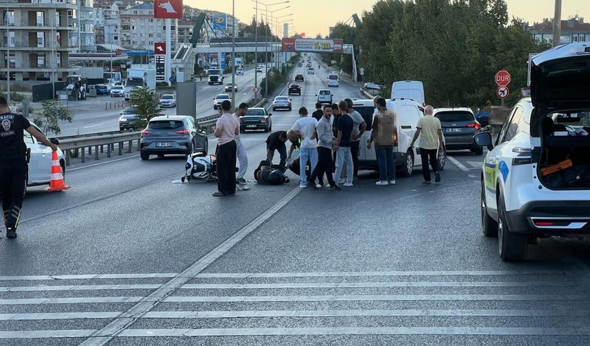 Otomobilin çarptığı genç motosiklet sürücüsü yola savruldu
