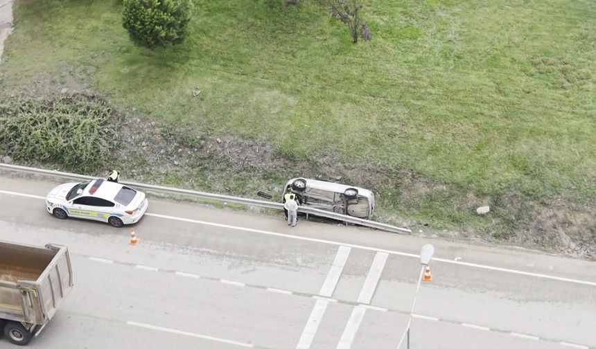 Bursa'da kontrolden çıkan otomobil yoldan çıkarak yan yattı