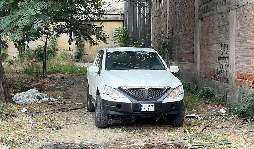 Bursa'da kendini otomobile kitleyen kadın ekiplere zor anlar yaşattı