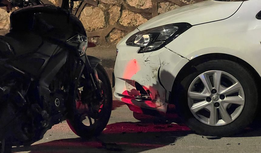 Bursa'da kontrolden çıkan motosiklet park halindeki araca çarptı: 2 yaralı