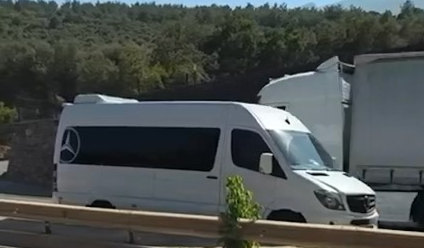 Ters şeride giren servis minibüsü tehlike saçtı