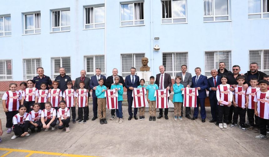 Yeniceköy’de 750 öğrenci İnegölspor formasına kavuştu