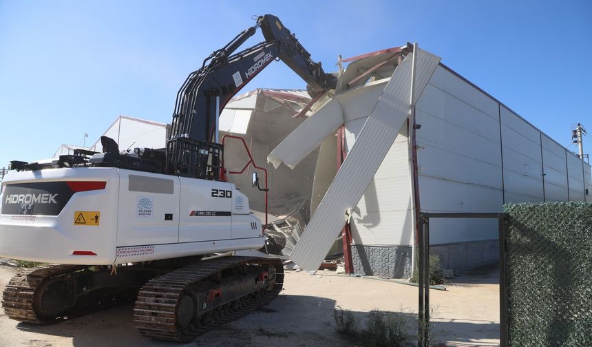 Nilüfer'de kaçak fabrika yıkıldı
