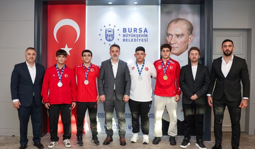 Başkan Vekili Biba, Bursa’nın gururu güreşçileri ağırladı