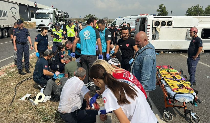 Yolcu midibüsü devrildi: Çok sayıda yaralı var