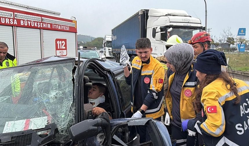 Bursa-Yalova kara yolunda kamyon ile otomobil çarpıştı: 2 yaralı