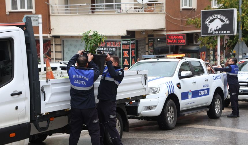 Nilüfer’de kaldırım ve yolları işgal eden tabelalar toplandı