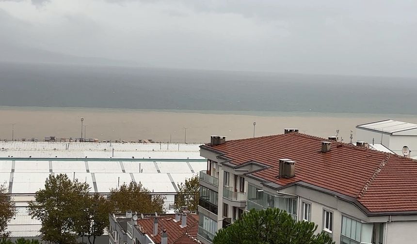 Bursa’da sel suları denizi çamura buladı