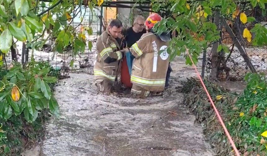 Bursa'da selde mahsur kalan aile itfaiye ve jandarma tarafından kurtarıldı