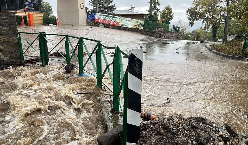 Bursa'da sağanak yağış dereleri taşırdı: Cumalıkızık'ta köprü sular altında kaldı