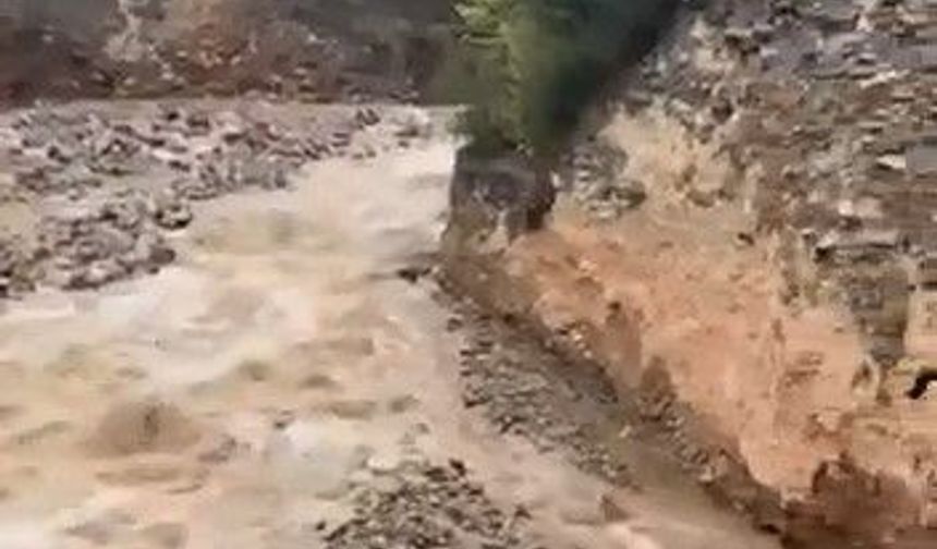 Bursa'da derede heyelan anı kameraya yansıdı
