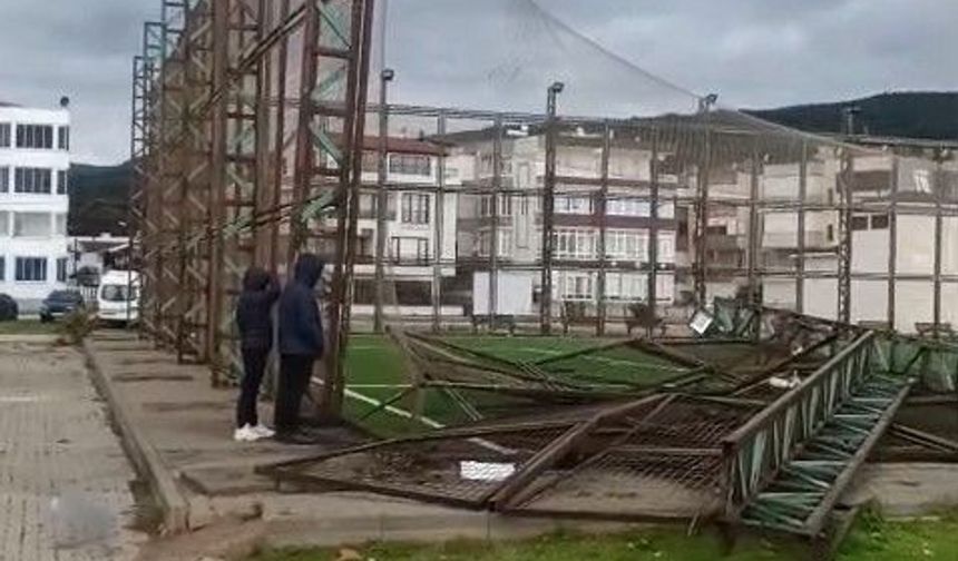 Bursa’da fırtına halı sahanın direklerini yıktı