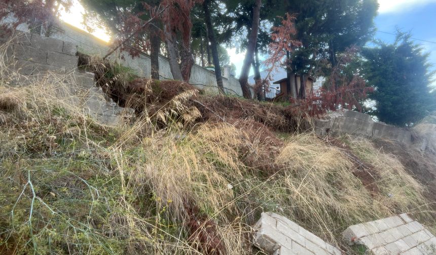 Bursa'da yağışlar istinat duvarını yıktı, duvar parçaları yola düştü