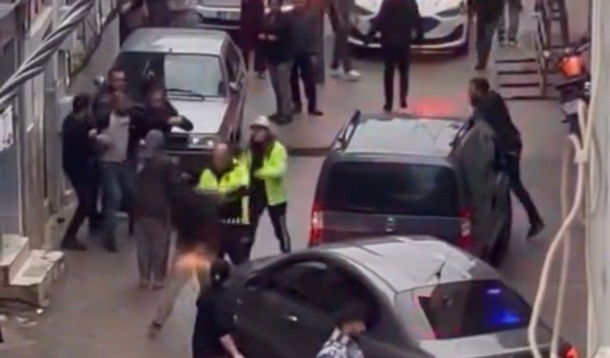 Polisten kaçan araç durduruldu, mahalleli şüphelileri kaçırdı