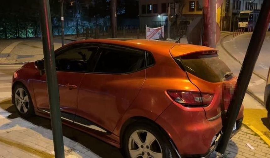 Bursa'da alkollü sürücü, polis uygulamasından kaçarken trafik lambasına çarptı