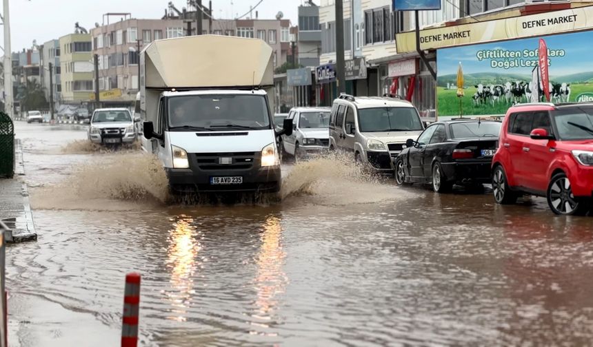 Bursa'da o ilçede yollar göle döndü, denize çıkamayanlar evlerinin önünden balık tuttu