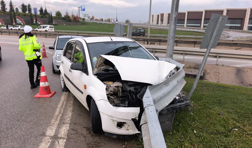 Bursa'da otomobil bariyerlere çarptı: 1 yaralı