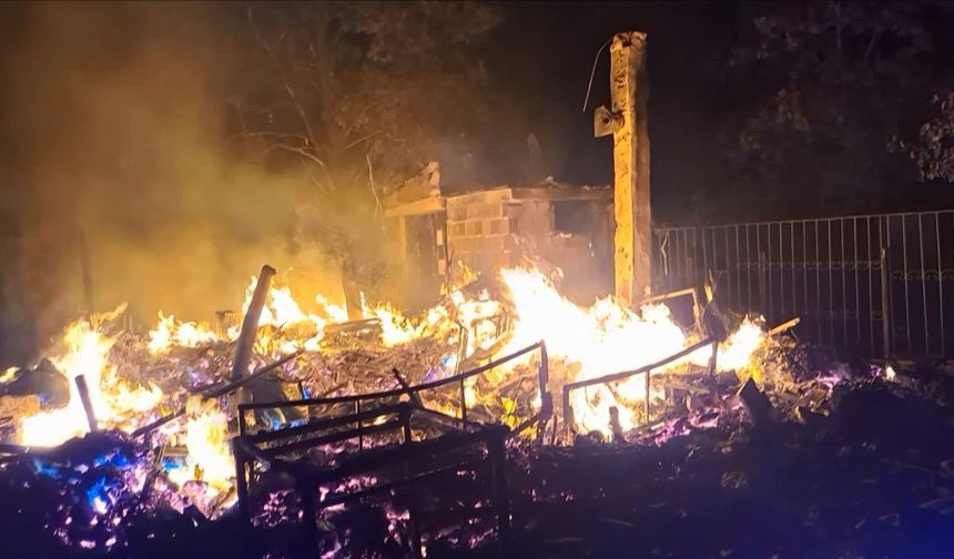 Bursa'da bungalov yangını korkuttu, alevler ormana sıçramadan söndürüldü