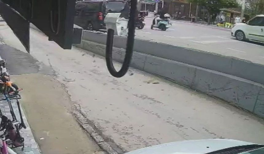 Bursa'da motosikletin yayaya çarptığı feci kaza kamerada