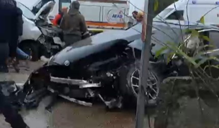Bursa'da 5 araç birbirine girdi: Ekipler seferber oldu