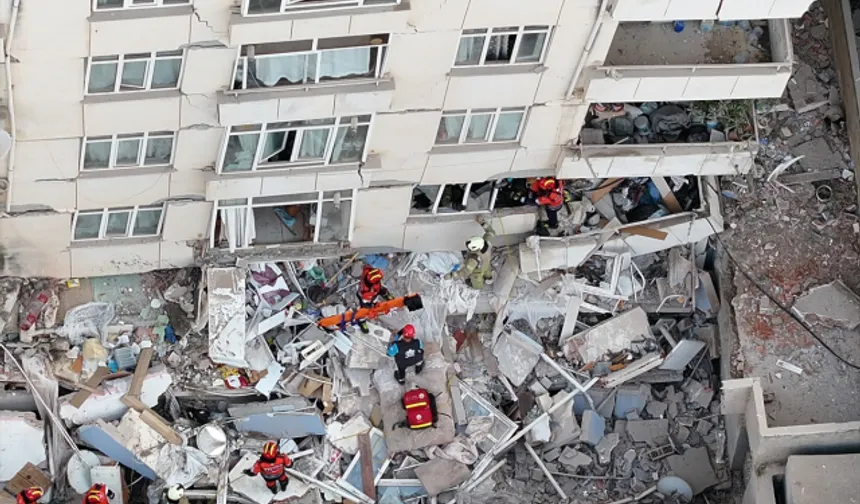İstanbul'da 7 katlı binanın 3 katı çöktü! 6 kişi göçük altında